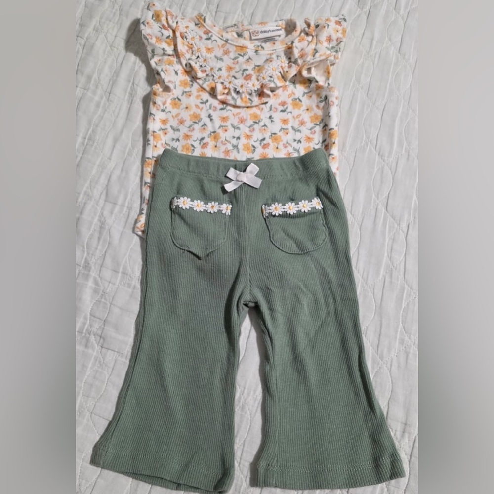 Daisy Fuentes Matching Daisy Set with Floral Top and Green Bottoms